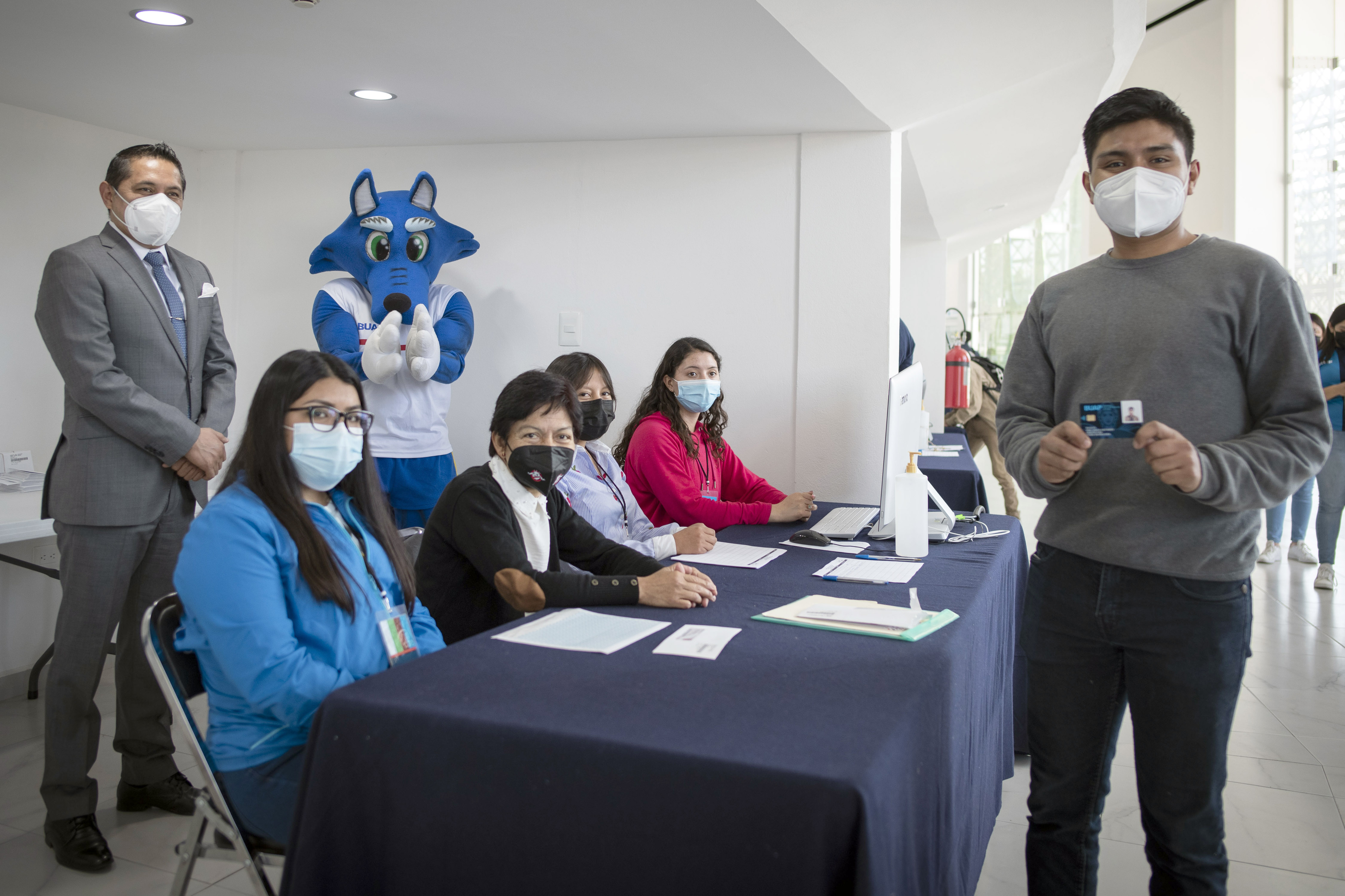 Rectora Lilia Cedillo Entrega Credenciales Buap A Estudiantes